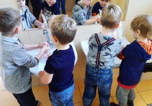 Dzieci myją ręce w łazience przedszkolnej.